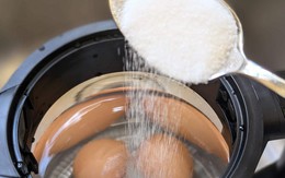 Nên luộc trứng bằng nước lạnh hay nước sôi? 5 đầu bếp chuyên nghiệp cùng khuyên 1 điều