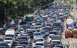 Ô tô dàn hàng 5 trên đường, người dân chật vật trở lại Hà Nội chiều 2/9