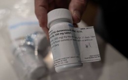 FDA vừa phê duyệt viên thuốc trị ung thư giá gần nửa triệu USD/năm, phía sau là cuộc chiến công nghệ kéo dài hàng thập kỷ