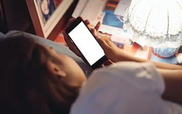 Thường xuyên dùng điện thoại trước giờ ngủ? Đây là 5 hậu quả mà ai cũng nên biết