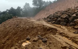 Sạt lở đèo Gia Bắc, tạm thời không cho phương tiện qua lại