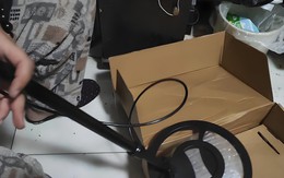 Người đàn ông bỏ tiền mua máy dò kim loại về nhà, quét một lượt rồi phát hiện 7 món đồ bị giấu kín