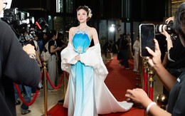 Tô Diệp Hà diện thiết kế cảm hứng hoa sen, hóa nàng thơ đọ sắc cùng dàn diễn viên "Chị Chị Em Em 3"