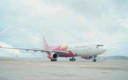 Hôm qua 23/9, sân bay Cam Ranh thực hiện nghi thức phun vòi rồng đón 1 máy bay đặc biệt chở 370 hành khách
