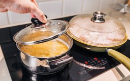 Vung nồi bỗng dính chặt vào mặt bếp: Nhấc lên ngay là điều nên tránh