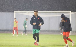Lê Giang Patrik cười tươi rói, tuyển Việt Nam đội mưa tập luyện chuẩn bị đấu Thái Lan