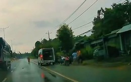 Áo mưa cuốn vào bánh xe, người phụ nữ ngưng tim giữa đường