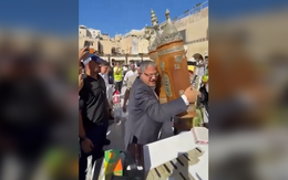 Clip Bộ trưởng Israel xông vào khu phức hợp Al-Aqsa, đe dọa tù nhân