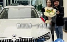 Thương nhân viên phải đi làm bằng xe máy vất vả, sếp tặng mỗi người một chiếc BMW tiền tỷ