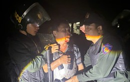 Người đàn ông mặc áo giáp tự chế, dùng dao tấn công hai cán bộ công an