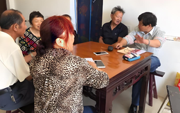 20 năm tôi bỏ cả tuổi xuân chăm bố mẹ, đến ngày ông bà mất, 2 em trai quay về nói một câu khiến tôi bật khóc