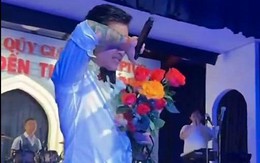 Tuấn Hưng khóc nghẹn ngào trên sân khấu sau khi mang 3 con sang Mỹ sống