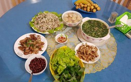 Tôi vừa đặt mâm cơm xuống, mẹ chồng bỗng kéo tôi vào bếp nói nhỏ một câu khiến tôi không dám gắp