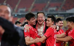 Việt Nam có hai cha con doanh nhân cùng mê bóng đá: Cha là sáng lập tập đoàn lớn, hiện là chủ tịch ngân hàng...con đứng đầu hãng hàng không