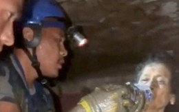 Video: Cận cảnh giải cứu người sống sót sau 10 ngày mắc kẹt dưới lũ bùn ở Nepal