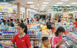 Nhà sách 'thất thủ' trước ngày khai giảng, phụ huynh chen chân mua sách, dụng cụ học tập