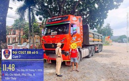 Xe đầu kéo bị tước giấy kiểm định, tài xế vẫn vô tư chạy ngoài đường