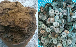 Đào móng xây nhà phát hiện chum sành chứa cả yến tiền xu