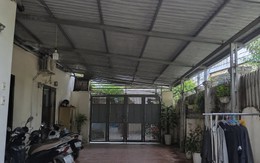 Vì sao ngày càng nhiều gia đình không còn làm mái che kín toàn bộ sân? 2 cách làm mới vừa có bóng mát vừa giữ được khoảng trời