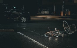 Người đi xe đạp lấy đồ trong xe rồi không trả, người đàn ông lái ô tô đuổi theo cán tử vong đối phương
