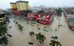 Lụt lớn, hàng vạn người Malaysia sơ tán, siêu xe "bì bõm'