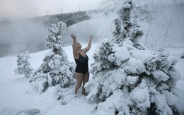 Ảnh TG 24/7: Mặc bikini đón tuyết rơi