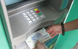 Thu phí ATM nội mạng có phải là bắt bí người tiêu dùng?