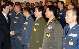 Đài Loan sẽ thăng lon Trung tướng cho 2 sĩ quan "đỡ giày" cho Mã Anh Cửu?