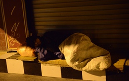 Người vô gia cư co ro giữa đêm đông Hà Nội