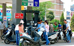 Kêu lỗ, doanh nghiệp xăng dầu vẫn tăng chiết khấu