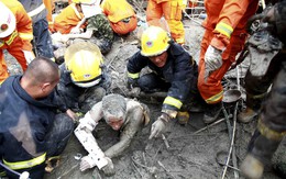 TG 24h qua ảnh: Nhân viên cứu hộ nhẫn nại giải cứu người mắc kẹt trong bê tông