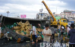 Đồng Nai: Xe tải chở dầu lật, nhiều người lao vào hôi của