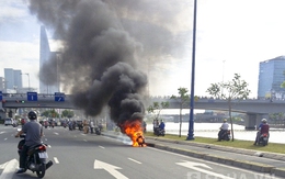 TP.HCM: Xe máy bốc cháy bất ngờ trước cửa hầm vượt sông Sài Gòn