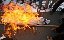 TG 24h qua ảnh: 'Tổng thống' bị đốt vì xăng tăng giá