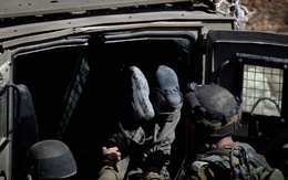 24h qua ảnh: Binh sĩ Israel đẩy thi thể 'kẻ thù' vào sau ô tô