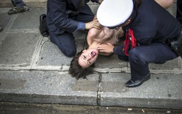 TG 24h qua ảnh: Người đẹp ngực trần biểu tình 'đòi' cộng sự