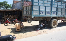 Nghệ An: Xe máy lao vào gầm xe tải, 2 người thương vong