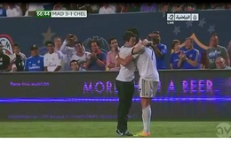 Xâm nhập sân bóng, fan cuồng được ôm Cris Ronaldo gần… 1 phút