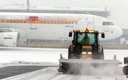 Nước Anh tê liệt giao thông vì tuyết rơi quá dày