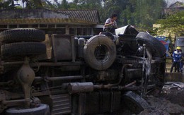 Quảng Trị: Xe tải bốc cháy ngay cạnh cây xăng