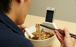 Tô ăn mỳ hiện đại dành riêng cho người sử dụng điện thoại