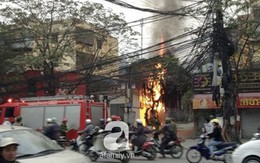 Hà Nội: Trụ điện phát hỏa, người dân giật mình