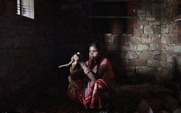 Thiếu nữ Ấn Độ vật lộn với con thơ, chồng nghiện ngập