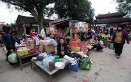 Phiên chợ quê họp kín đình làng giữa Thủ đô