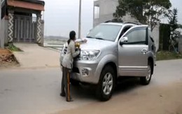 Video: Cô gái chặn đầu ôtô xin tiền