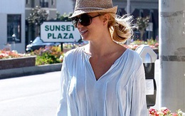 Britney Spears lại thả rông ngực đi mua sắm