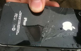 Pin của iPhone 4S bất ngờ bị chảy khiến rò rỉ axit