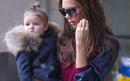 Bé Harper dễ thương đi dự show thời trang cùng mẹ