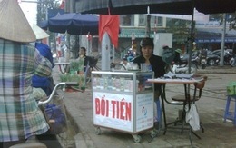 Ngân hàng tiền lẻ trên vỉa hè Hà Nội