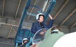 Thủ tướng Nguyễn Tấn Dũng trên 'Hổ mang chúa' SU-30 MK2